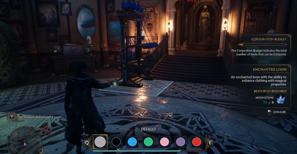 Персонаж Hogwarts Legacy колдует у зачарованного ткацкого станка в зале