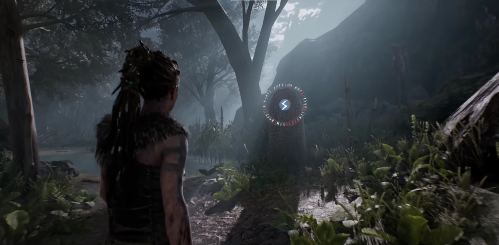 Сенуа из Hellblade смотрит на руну в лесу