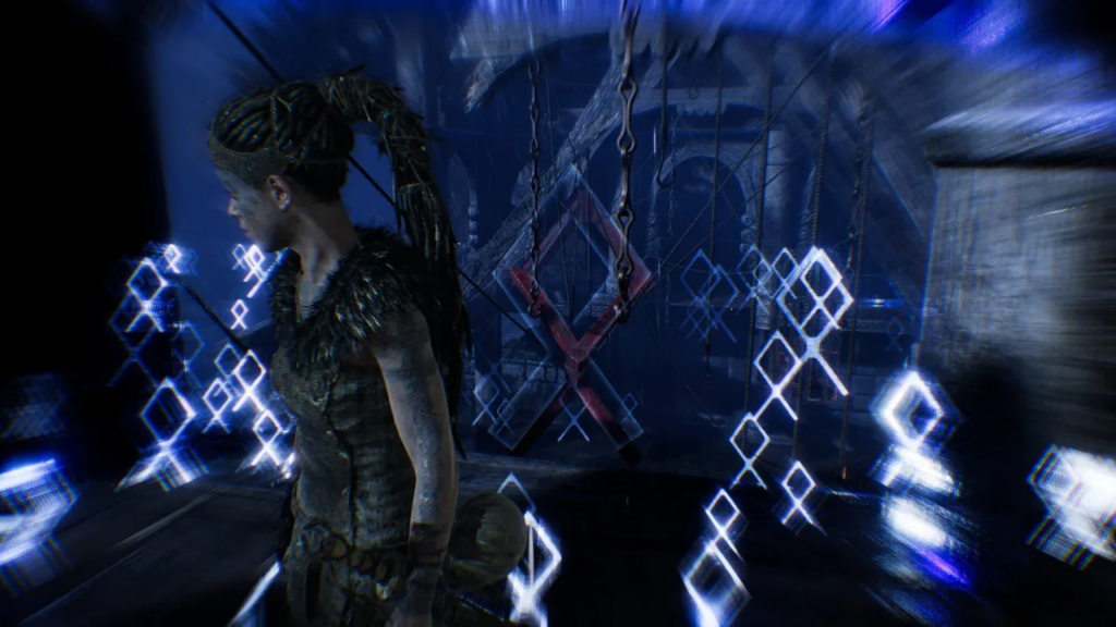 Сенуа из Hellblade стоит среди светящихся рун в пещере