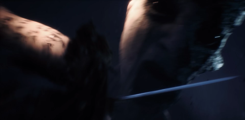 Размытая фигура движется в тёмном помещении