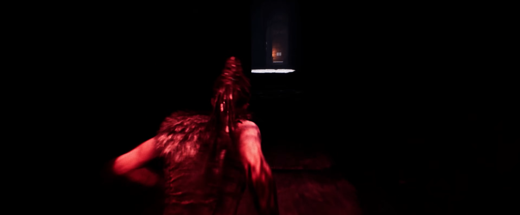 Сенуа бежит по тёмному коридору к свету