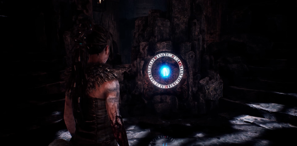 Сенуа из Hellblade смотрит на светящийся рунический круг в пещере