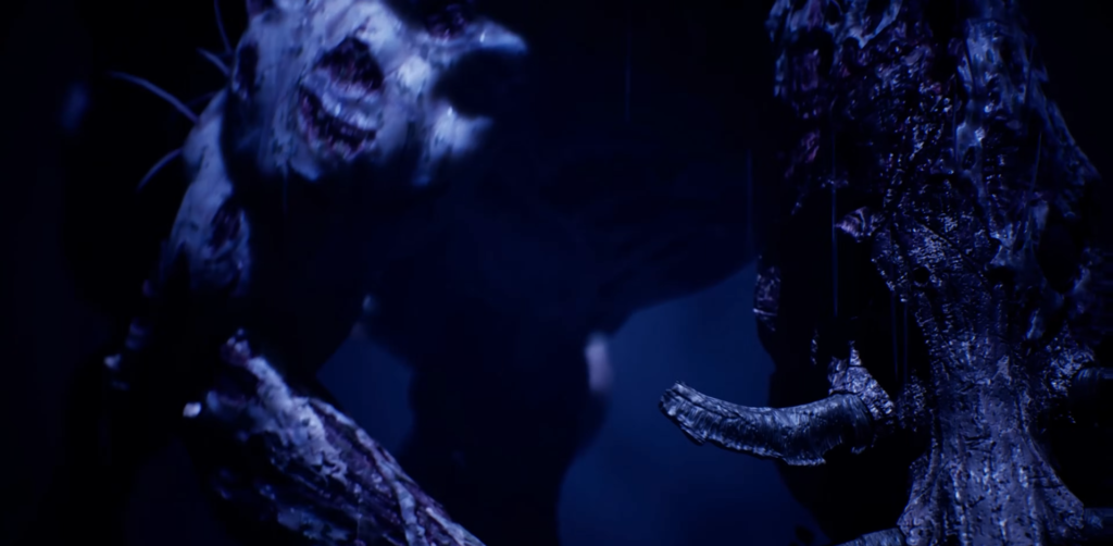 Существо с рогами прячется в тёмном лесу ночью