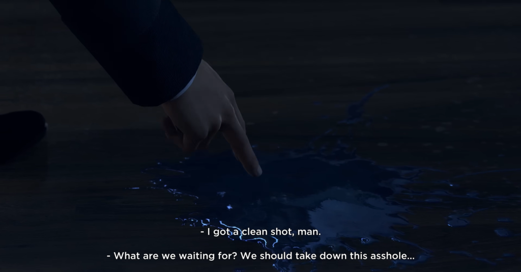 Рука указывает на лужу на асфальте ночью